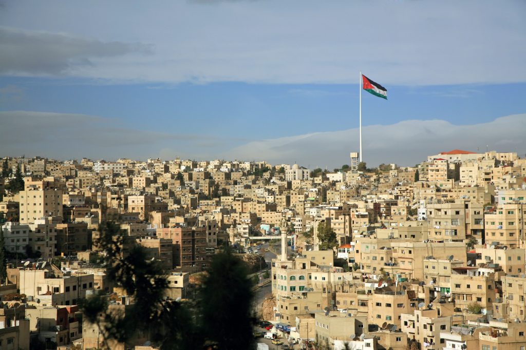 Вид на город Амман с флагом, Иордания