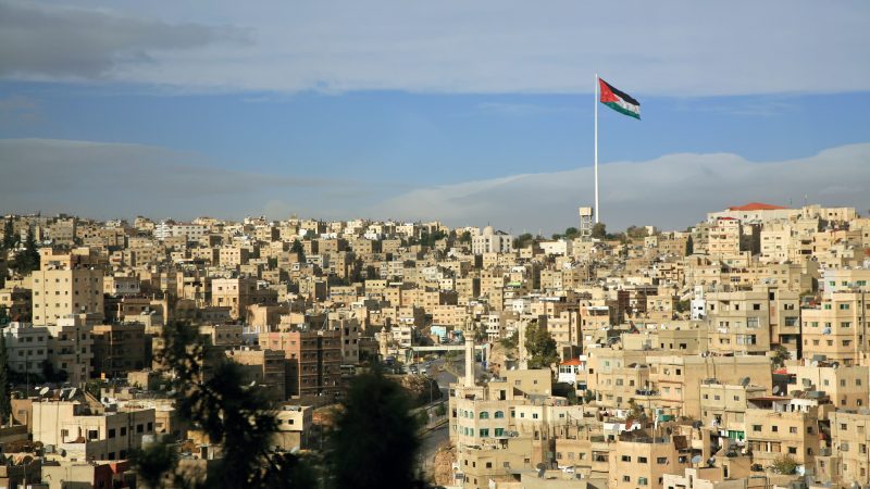 Вид на город Амман с флагом, Иордания