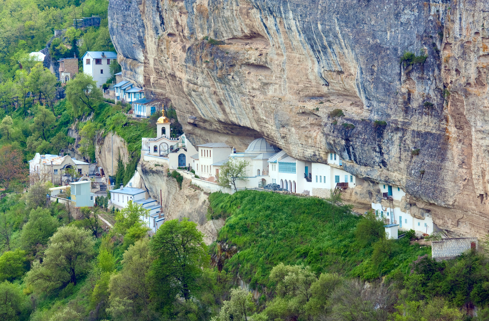 Город Бахчисарай и Успенский монастырь в скале (Чуфут-Кале, Крым)