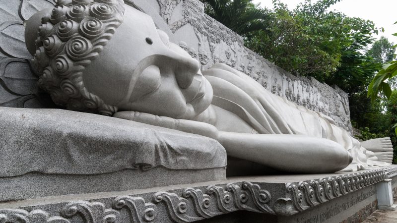 Будда на пагоде Лонг Сон в Нячанге