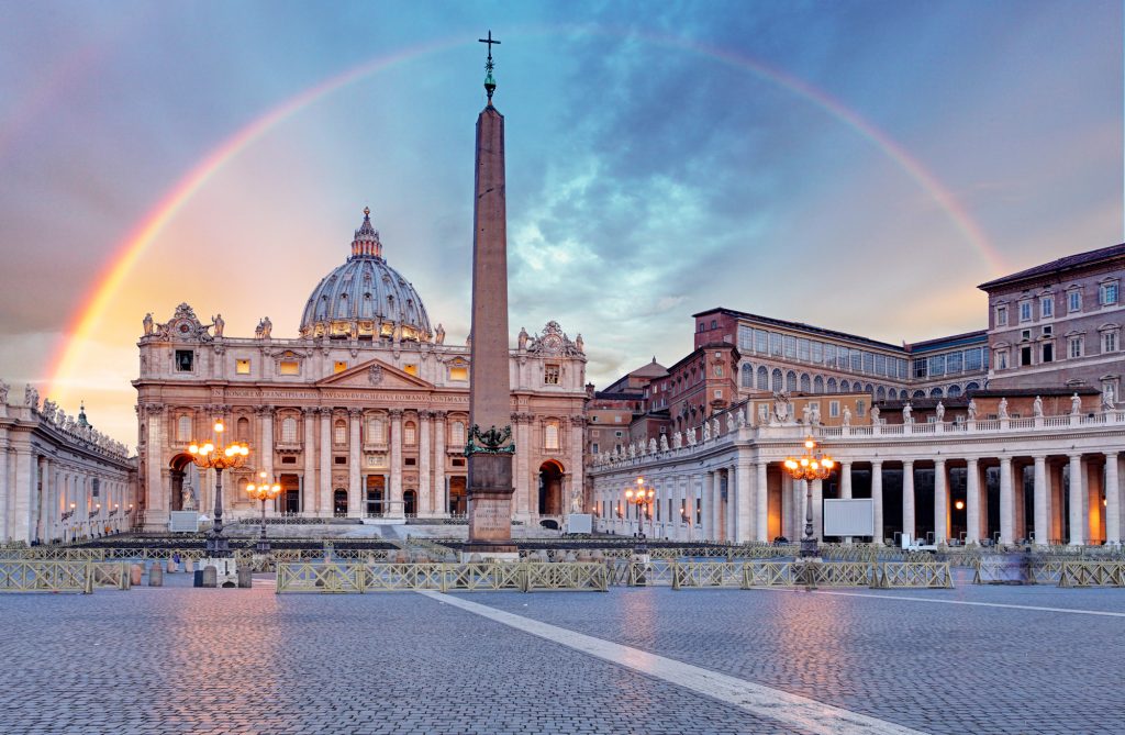 Ватикан - площадь Святого Петра с радугой, Рим.