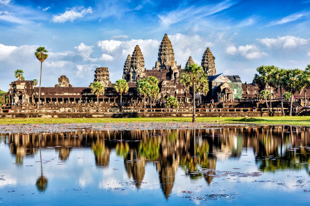 Камбоджийская достопримечательность - Ангкор-Ват с отражением в воде