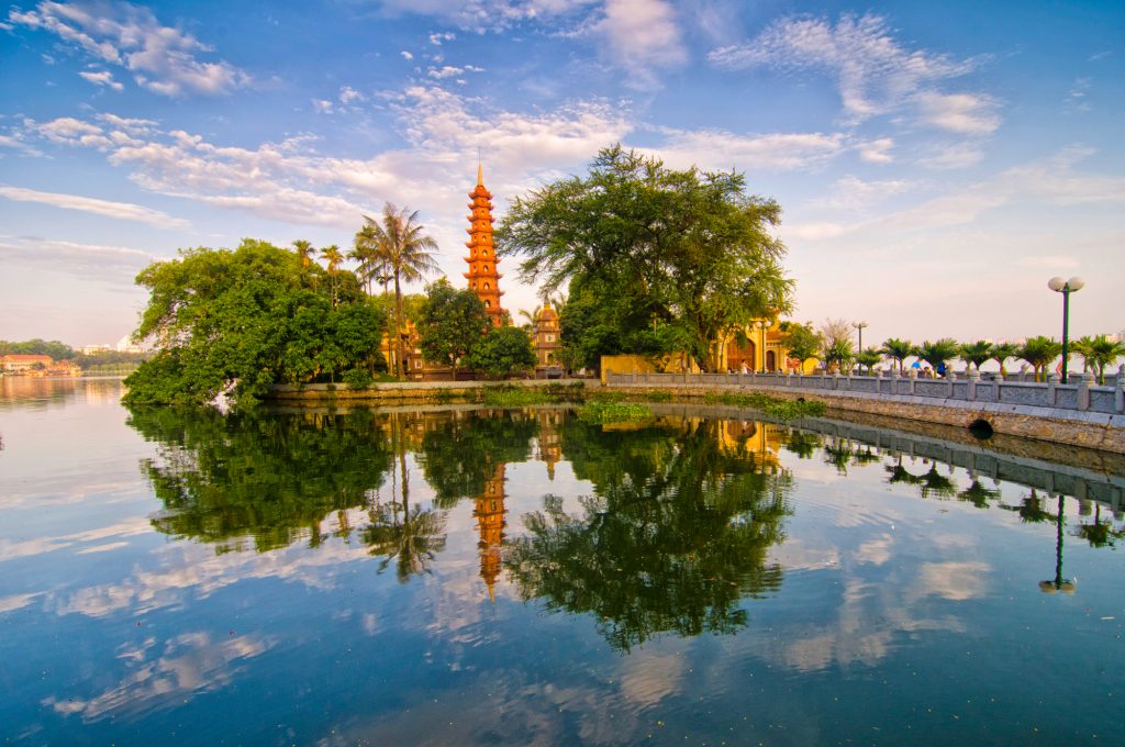 Пагода Тран Куок ранним утром в Ханое, Вьетнам