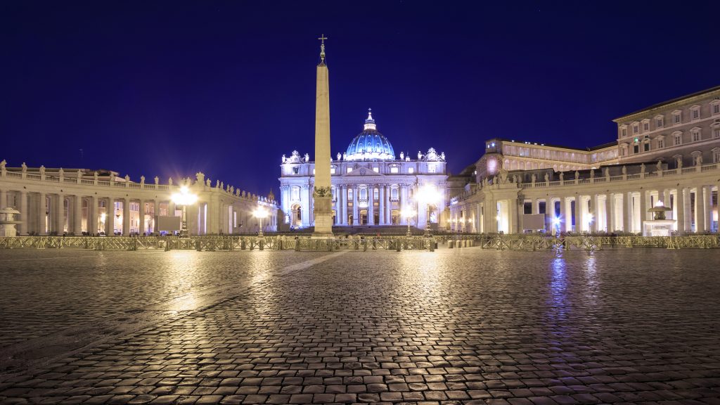 Площадь Святого Петра в Ватикане ночью