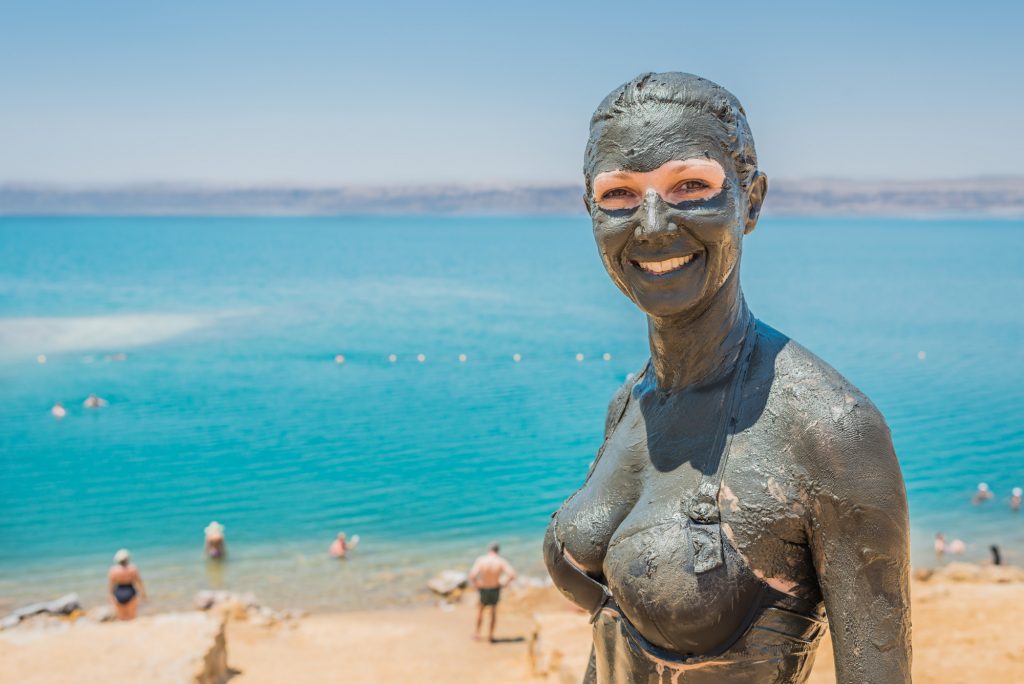 грязевые процедуры по уходу за телом мертвого моря в Иордании