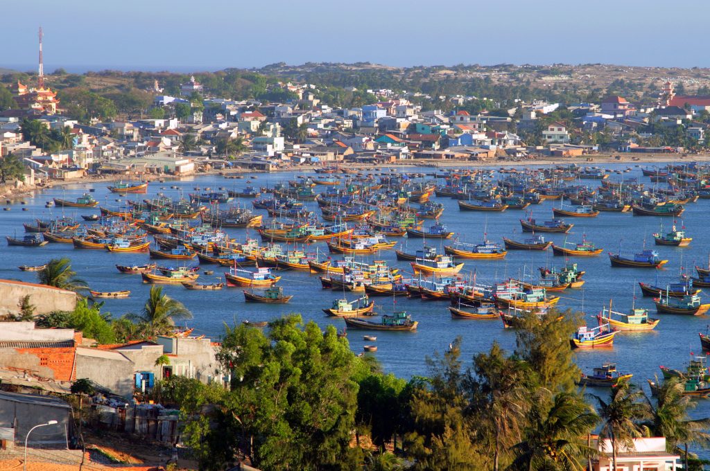 Рыбацкие лодки в заливе Муйне, Вьетнам