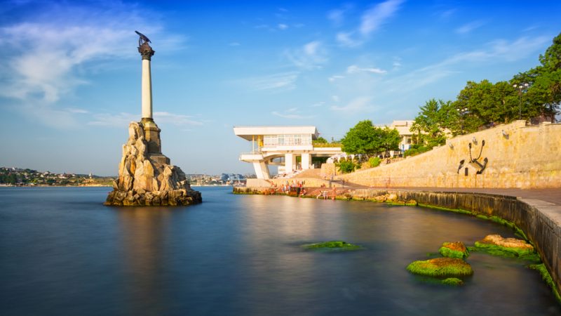 Памятник затопленным кораблям и набережная Корнилова в Севастополе, Крым