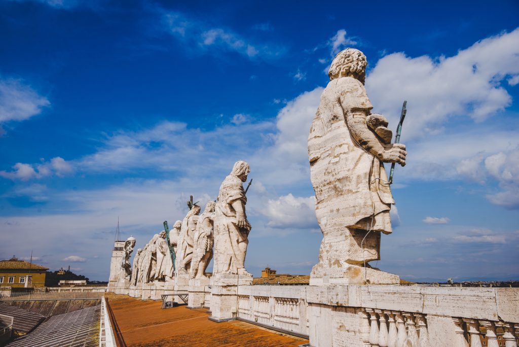 Статуи на вершине Санкт-Питерс базилики, Ватикан, Италия