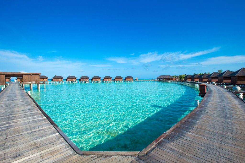 Тропический Мальдивский остров с пляжем
