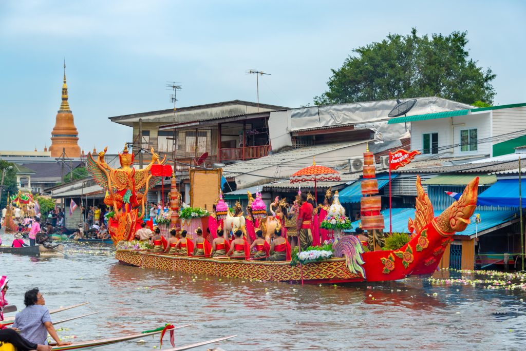 Хюэ, Вьетнам Лодка украшена драконами