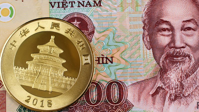 Десятитысячная вьетнамская банкнота с золотой монетой в 1 унцию.