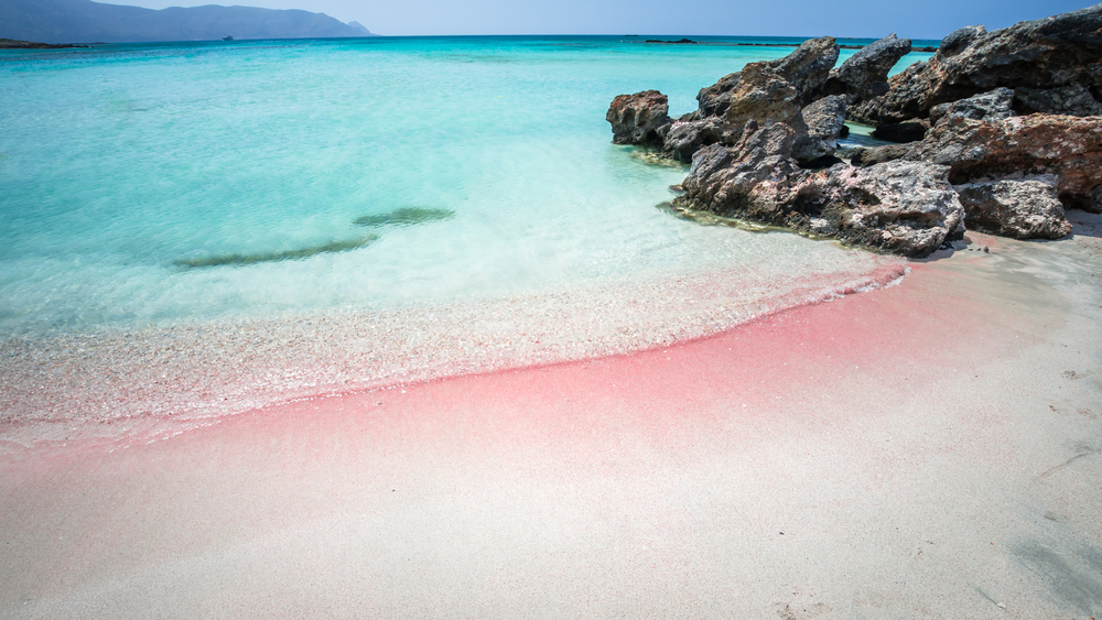 Пляж Элафонисси - один из лучших пляжей Европы. Там есть розовый песок.