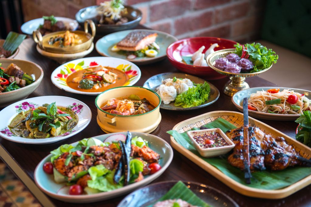 Стол с тайскими блюдами