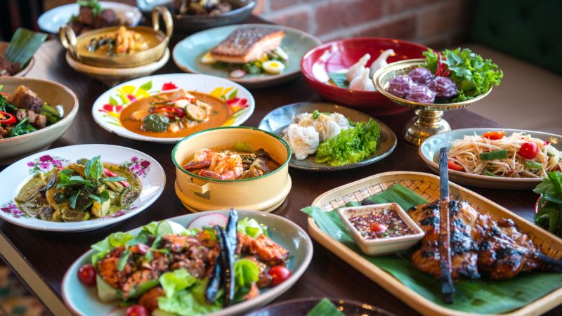 Стол с тайскими блюдами