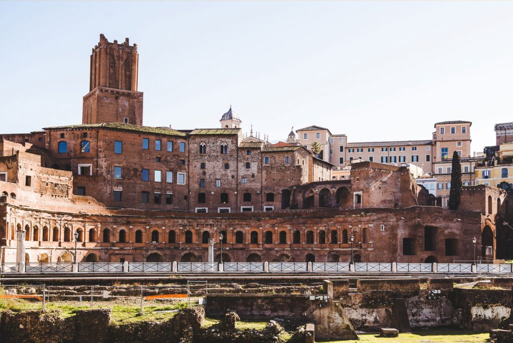 Здания руин Римского форума в Риме, Италия